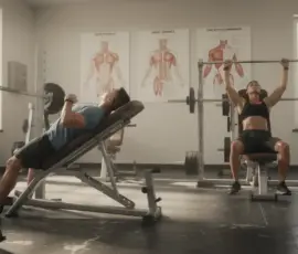 Salle musculation banc décliné dips et panneaux pectoraux
