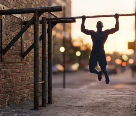 athlete muscle up sur barre traction urbaine