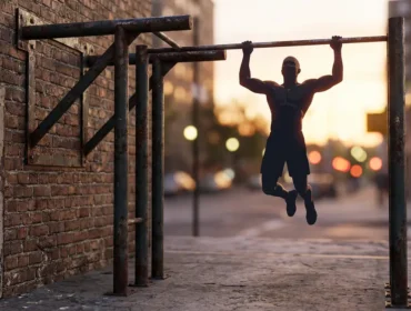 athlete muscle up sur barre traction urbaine