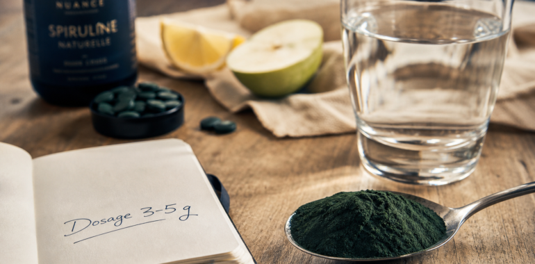 Combien de spiruline par jour pour maigrir : dosage 3–5 g, poudre de spiruline