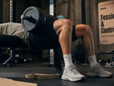 Muscler fessier homme : hip thrust en salle de sport