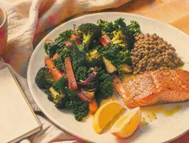 Assiette régime anti-inflammatoire pour perte de poids : légumes, saumon, lentilles, huile d’olive