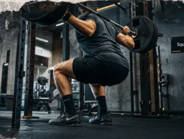 Squat barre : 10-15 répétitions à vide puis charge légère