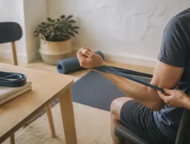 Exercices pour tendinite épaule : rotation externe douce avec élastique près du coude