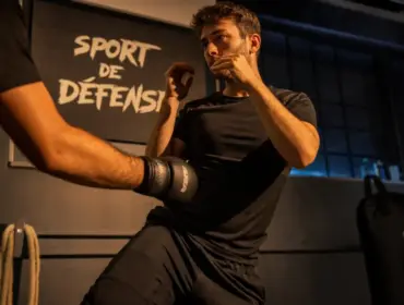 Sport de defense au dojo : garde, distance, mains en protection