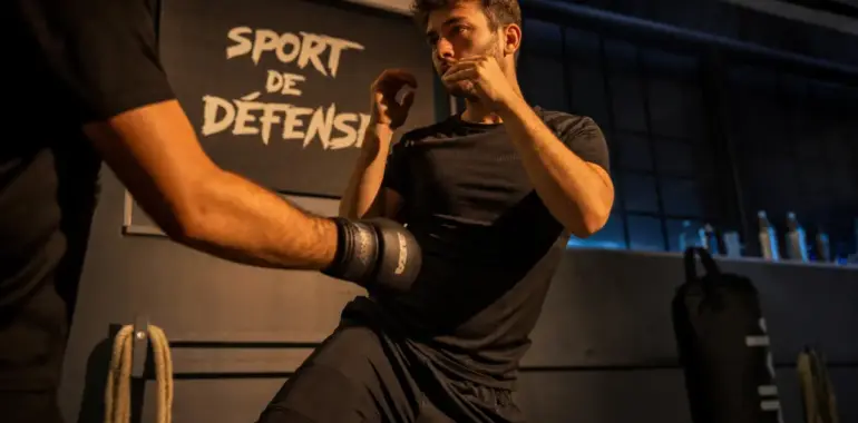 Sport de defense au dojo : garde, distance, mains en protection