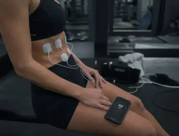 Electrostimulation avis : patchs sur ventre en salle de sport