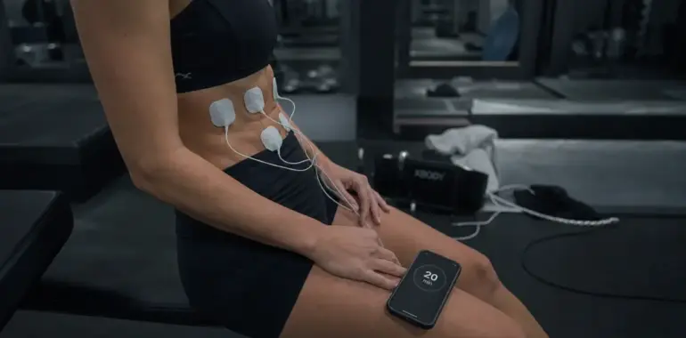 Electrostimulation avis : patchs sur ventre en salle de sport