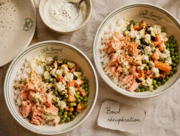 Plat sportif bowl récupération après séance : saumon, riz, légumes, sauce yaourt citron-moutarde