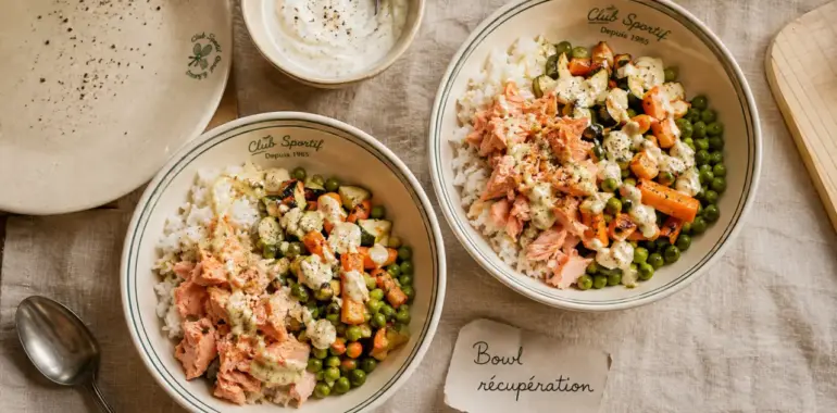 Plat sportif bowl récupération après séance : saumon, riz, légumes, sauce yaourt citron-moutarde